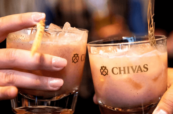 Drink w szklankach z logiem Chivas
